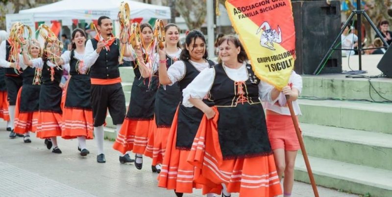 Feria gastronómica y cultural italiana en la plaza San Martín de Santa Fe