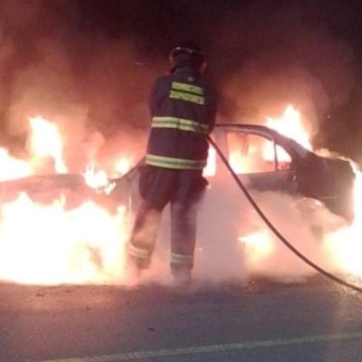 Incendios vehiculares: dos autos fueron devorados por las llamas en Santo Tomé y el acceso a Alto Verde