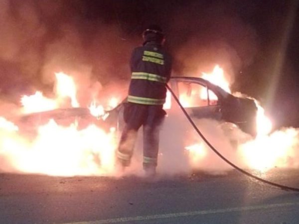 Incendios vehiculares: dos autos fueron devorados por las llamas en Santo Tomé y el acceso a Alto Verde
