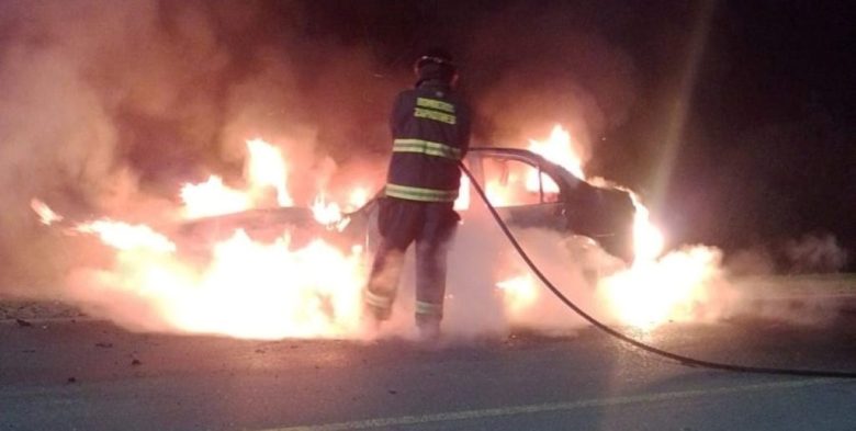 Incendios vehiculares: dos autos fueron devorados por las llamas en Santo Tomé y el acceso a Alto Verde
