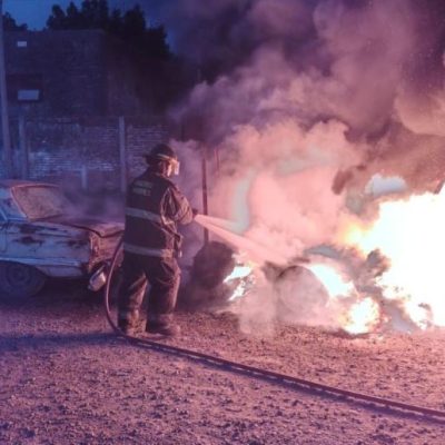 Incendio de un carro con cubiertas y daños a un Ford Falcon en la zona norte de Santa Fe