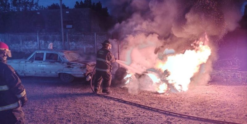 Incendio de un carro con cubiertas y daños a un Ford Falcon en la zona norte de Santa Fe