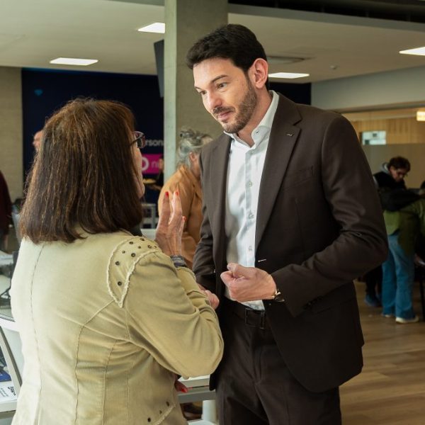 Abren nueva convocatoria para capacitar a personas mayores en el uso de celulares y tecnología