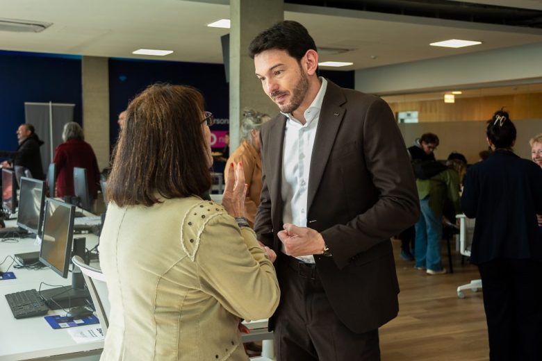 Abren nueva convocatoria para capacitar a personas mayores en el uso de celulares y tecnología