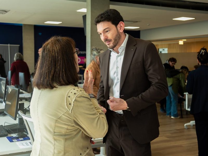 Abren nueva convocatoria para capacitar a personas mayores en el uso de celulares y tecnología