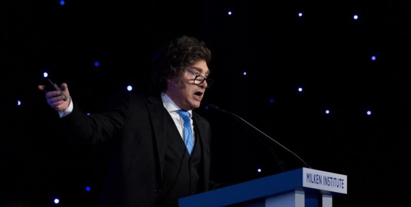 Javier Milei encabeza un acto por el Día del Maestro tras la polémica con estudiantes secundarios