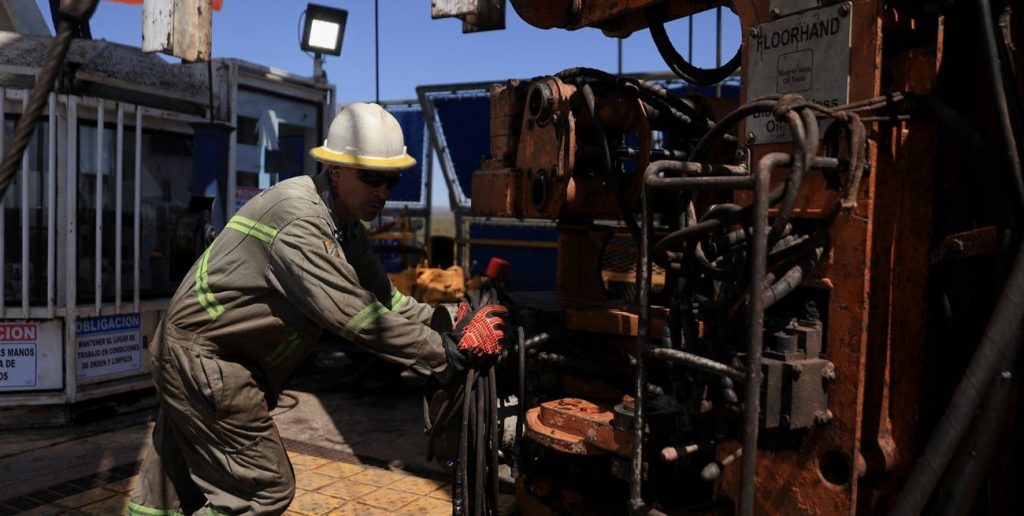 Vaca Muerta impulsa al sector energético, pero la caída de la actividad industrial pone freno a la recuperación productiva