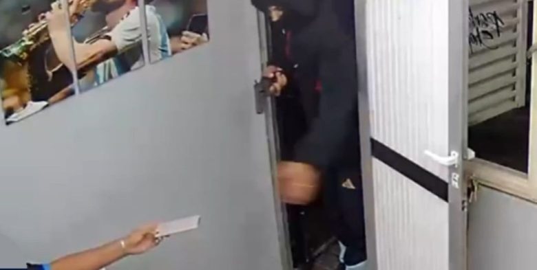 Asalto a mano armada en una barbería de barrio Centenario: quedó registrado en cámaras de seguridad
