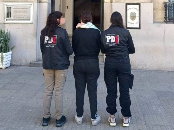 Detuvieron a una agente de policía que ocultaba en su vivienda a un prófugo buscado por homicidio en Santa Fe