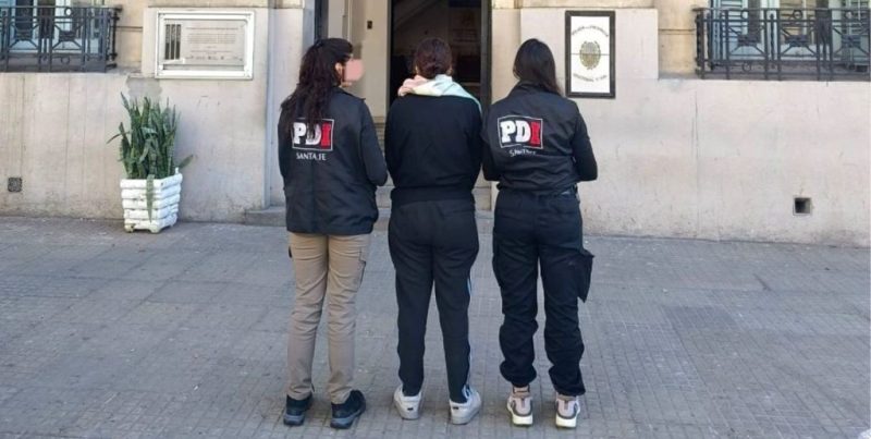 Detuvieron a una agente de policía que ocultaba en su vivienda a un prófugo buscado por homicidio en Santa Fe