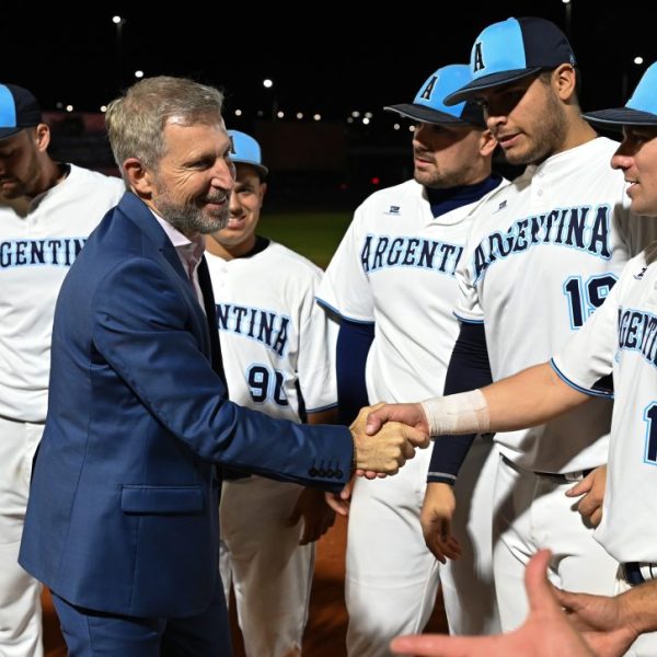 Rogelio Frigerio acompañó a la Selección Argentina de sóftbol en Paraná en el marco de los Juegos Suramericanos Odesur Santa Fe 2026