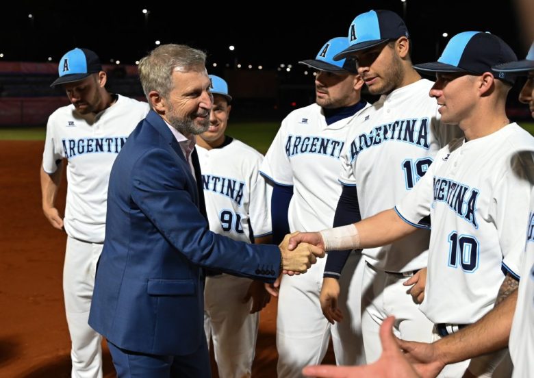 Rogelio Frigerio acompañó a la Selección Argentina de sóftbol en Paraná en el marco de los Juegos Suramericanos Odesur Santa Fe 2026