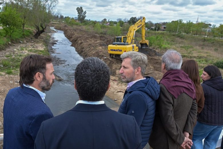 Concordia: Frigerio supervisó las obras de limpieza y saneamiento del arroyo Manzores