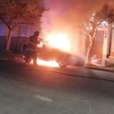 Investigan la quema intencional de un auto a metros de la Comisaría 2ª en Santa Fe