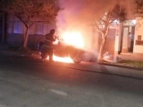 Investigan la quema intencional de un auto a metros de la Comisaría 2ª en Santa Fe