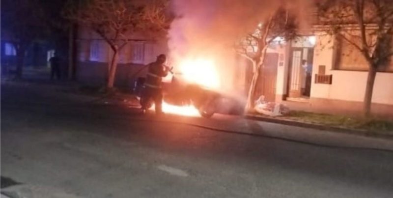 Investigan la quema intencional de un auto a metros de la Comisaría 2ª en Santa Fe