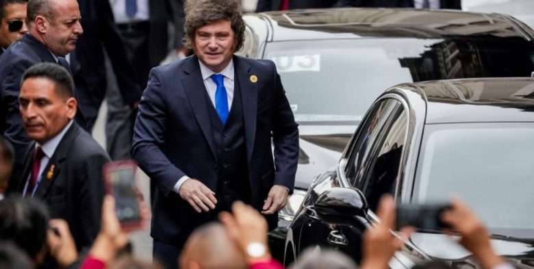 Javier Milei encabeza una reunión de Gabinete en Casa Rosada y recibe a ejecutivos de Tesla