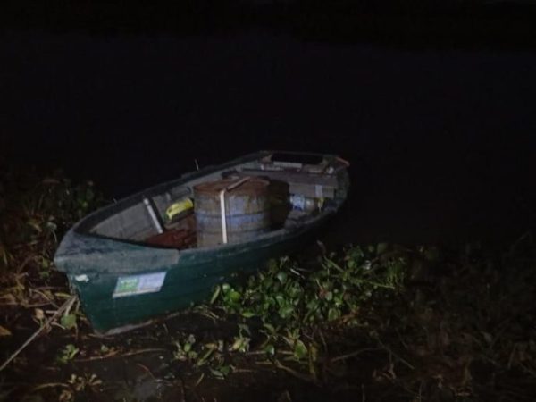 Policía recuperó en la ciudad de Santa Fe una canoa con motor sustraída de una bajada de lanchas