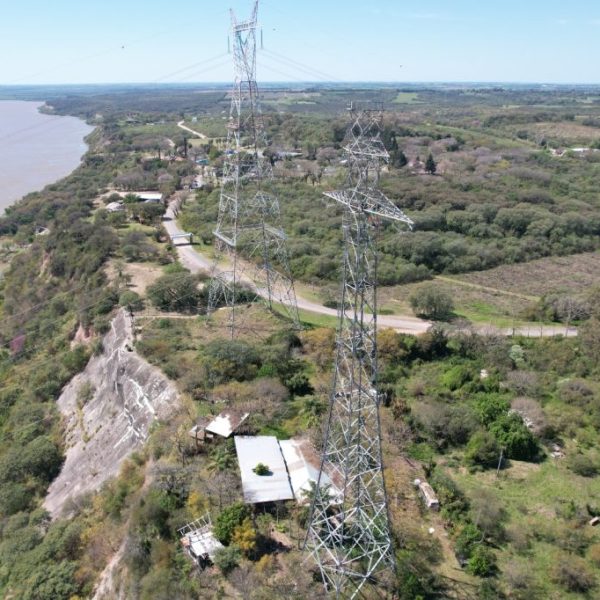 Enersa ejecuta el reemplazo de líneas de alta tensión sobre el río Paraná para vincular Entre Ríos con Santa Fe