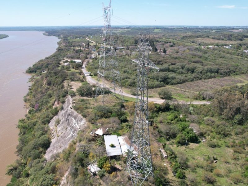 Enersa ejecuta el reemplazo de líneas de alta tensión sobre el río Paraná para vincular Entre Ríos con Santa Fe