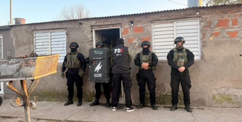Detuvieron a dos hombres en Santa Fe acusados de robar una moto y amenazar a la víctima