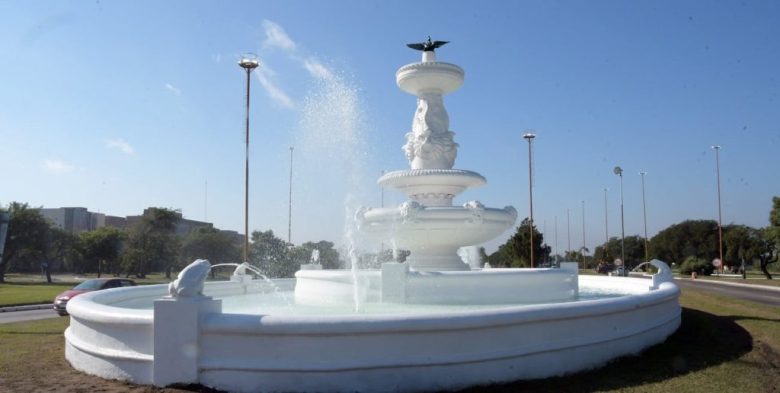 Reactivaron la Fuente de la Cordialidad en la Costanera de Santa Fe tras reparar el motor