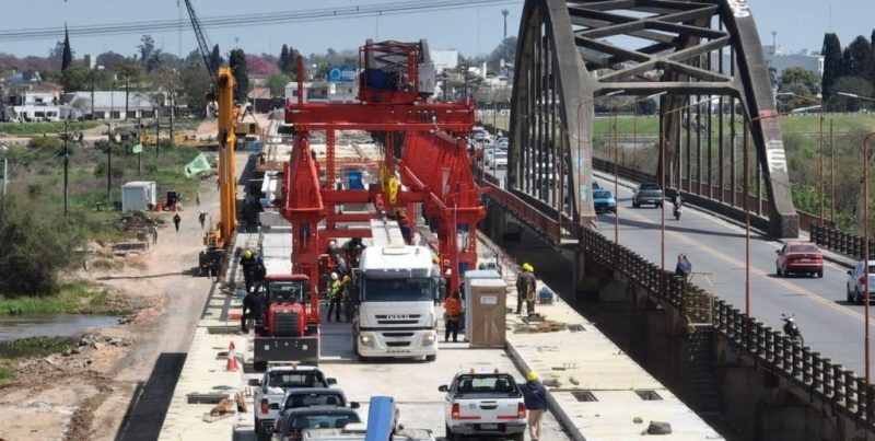 Puente Carretero Santa Fe-Santo Tomé: la obra superó el 70% y este sábado instalan vigas