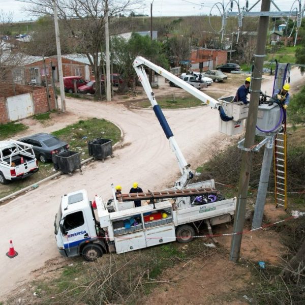 Avanzan con la regularización del servicio eléctrico para 180 familias en el barrio San José de Paraná