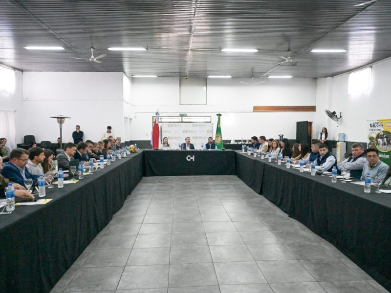 Rogelio Frigerio encabezó una reunión de gabinete en Los Charrúas junto a la intendenta Andrea Imoberdorff