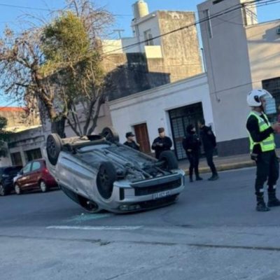 Choque y vuelco de un auto en barrio Candioti Norte de Santa Fe