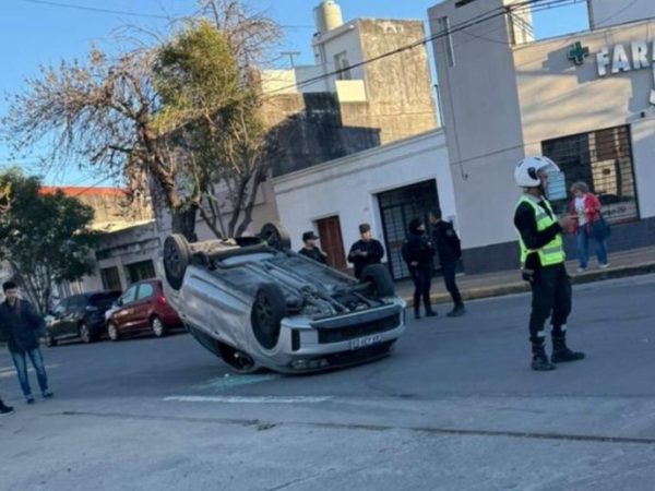 Choque y vuelco de un auto en barrio Candioti Norte de Santa Fe