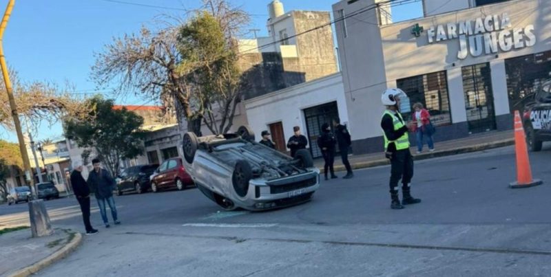 Choque y vuelco de un auto en barrio Candioti Norte de Santa Fe