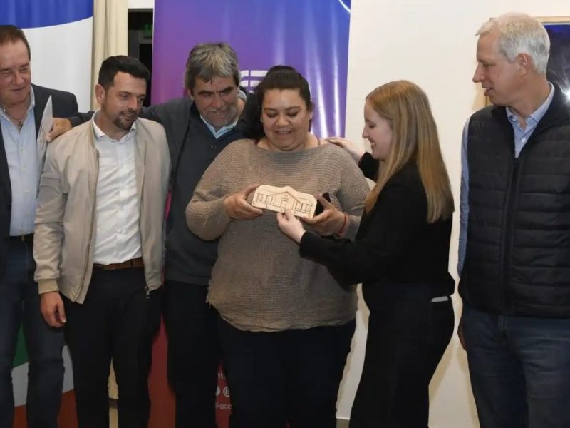 Victoria Tejeda encabezó en Avellaneda la entrega de escrituras y aportes del Programa Alentar