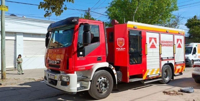 Rescate en altura: Bomberos salvaron a una mujer que intentó arrojarse del techo de una vivienda en la ciudad de Santa Fe