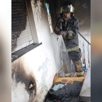 Incendio en una barrio de Santa Fe: bomberos trabajaron para sofocar las llamas en una vivienda