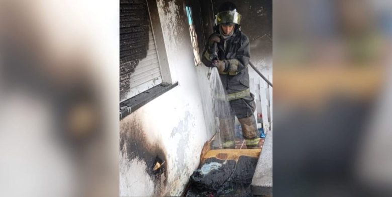 Incendio en una barrio de Santa Fe: bomberos trabajaron para sofocar las llamas en una vivienda