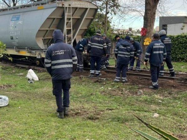 Descarriló un tren del Belgrano Cargas tras la colocación de troncos sobre las vías en Santa Fe