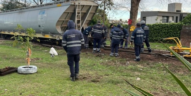 Descarriló un tren del Belgrano Cargas tras la colocación de troncos sobre las vías en Santa Fe