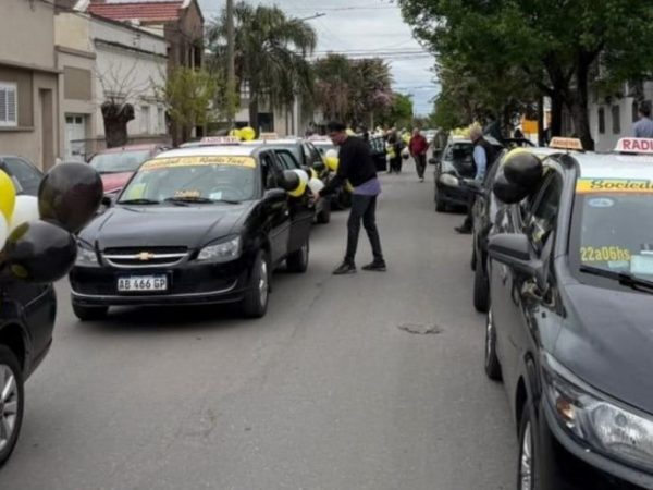 Taxistas de Santa Fe organizaron una caravana solidaria para llevar de paseo a chicos de distintos barrios de la ciudad