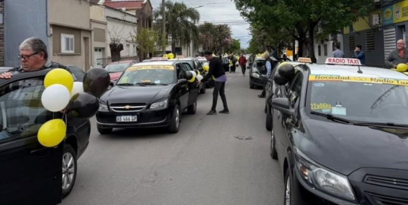 Taxistas de Santa Fe organizaron una caravana solidaria para llevar de paseo a chicos de distintos barrios de la ciudad