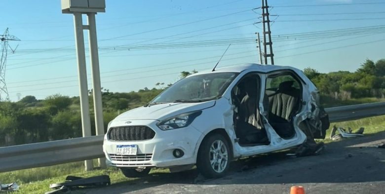 Choque y vuelco en la Autopista Santa Fe – Rosario: un camión y un auto involucrados