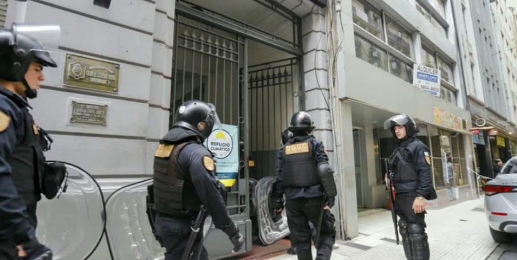 Motín y toma de rehenes en una comisaría de Lavalle: los detenidos exigieron comida antes de entregarse