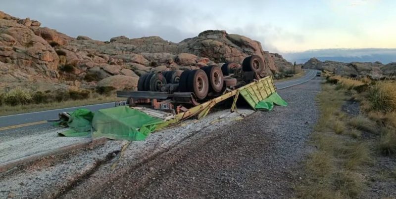 Camión perdió el acoplado en una curva de las Altas Cumbres y el hecho quedó registrado en video