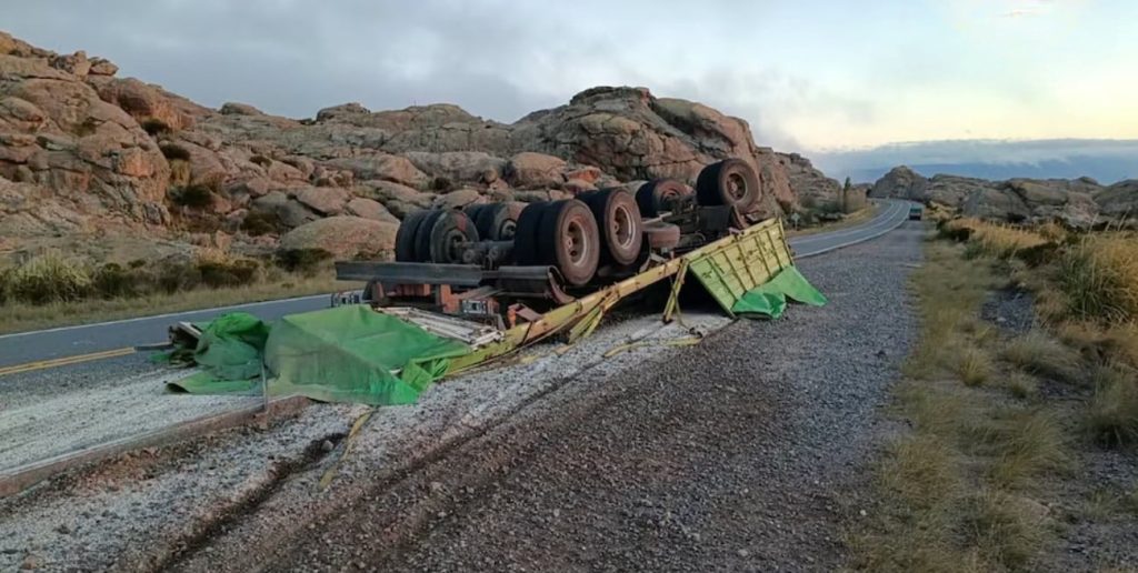 Camión perdió el acoplado en una curva de las Altas Cumbres y el hecho quedó registrado en video