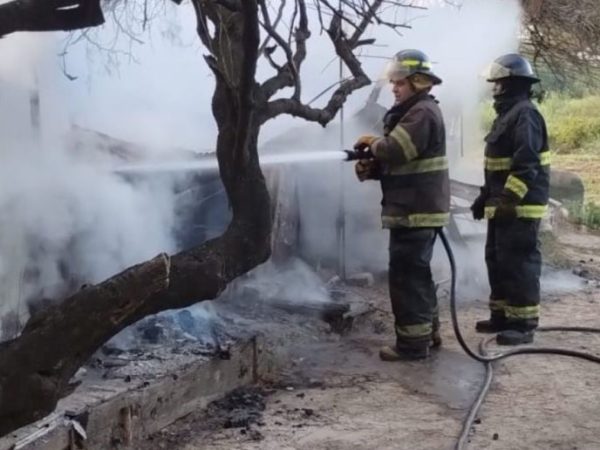 Incendio total en una vivienda precaria a la vera de la autopista Santa Fe-Rosario