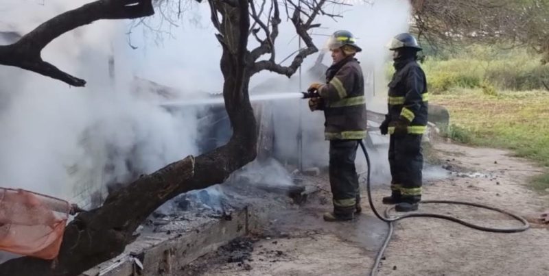 Incendio total en una vivienda precaria a la vera de la autopista Santa Fe-Rosario
