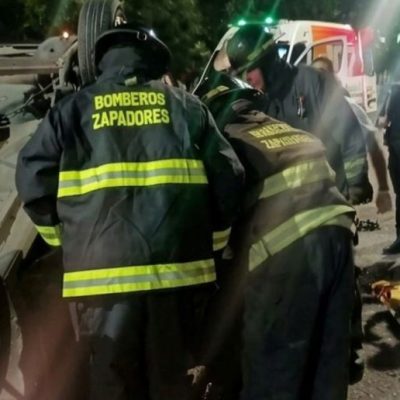 Choque y vuelco en barrio Guadalupe: los bomberos rescataron a un conductor atrapado en su auto