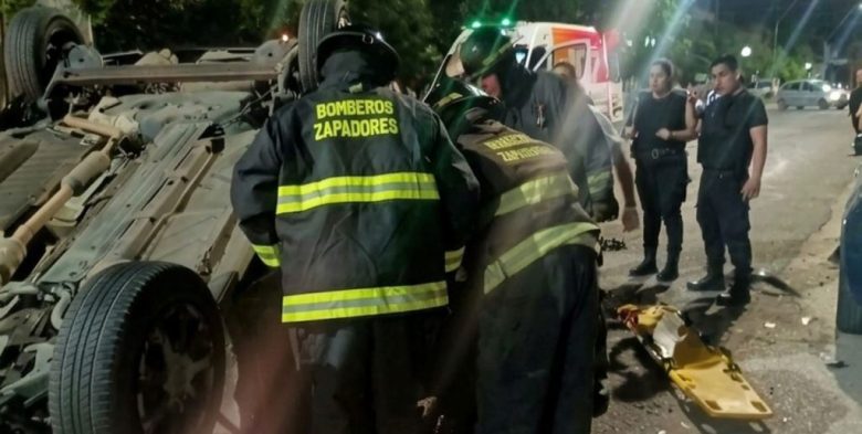 Choque y vuelco en barrio Guadalupe: los bomberos rescataron a un conductor atrapado en su auto