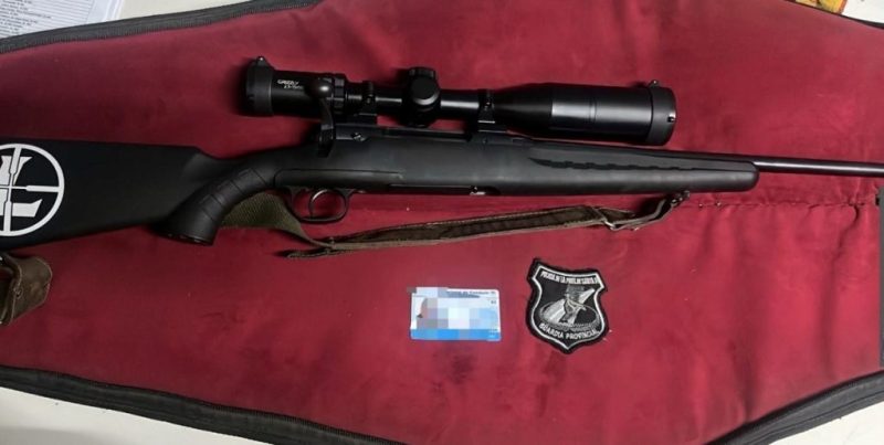 Operativo en Tostado: secuestraron un fusil con mira telescópica durante un control vehicular de rutina