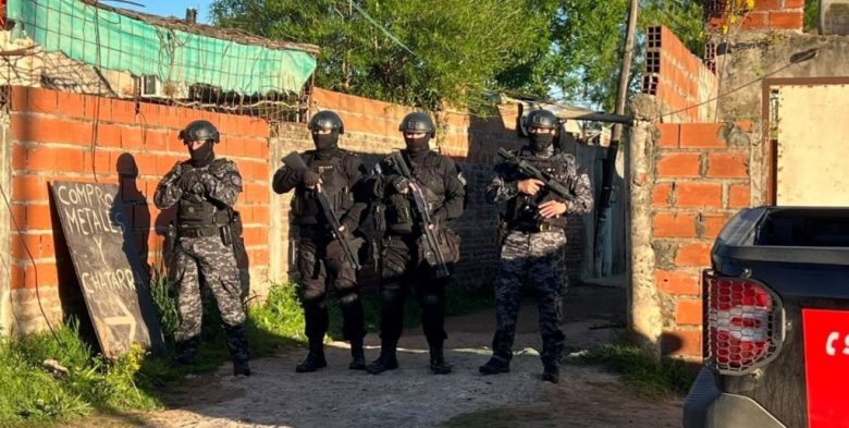 Santa Fe: operativos policiales en barrio Varadero Sarsotti por extorsiones, amenazas y abuso de armas